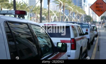 SAN DIEGO, CALIFORNIA USA - 15 JAN 2020: Feuerwehrautos und Sheriffs Auto mit Notsirenen auf dem Broadway geparkt. Feuerwehrfahrzeuge in d Stockfoto