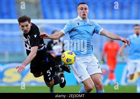 Adrien Silva von Sampdoria (L) fliegt nach einem Tackle mit Adam Marusic von Latium (R) während der italienischen Meisterschaft Serie A f/lm Stockfoto