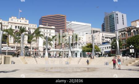 SAN DIEGO, KALIFORNIEN USA - 13 FEB 2020: Metropolis urban Downtown. Brunnen im Horton Plaza Park, verschiedene Hochhäuser und Menschen in Gaslamp Qu Stockfoto