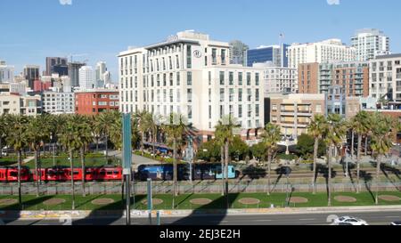 SAN DIEGO, CALIFORNIA USA - 13 FEB 2020: MTS roten Trolley und Metropole städtischen Skyline, Hochhäuser Wolkenkratzer in der Innenstadt. Von oben aus der Luft, Stockfoto