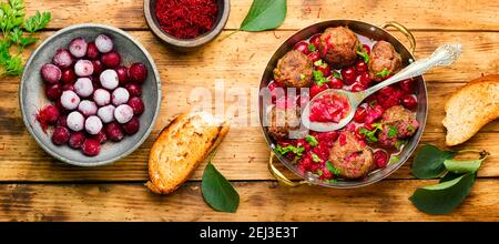 Köstliche Kufta oder Lammfleischbällchen in Kirschsauce Stockfoto