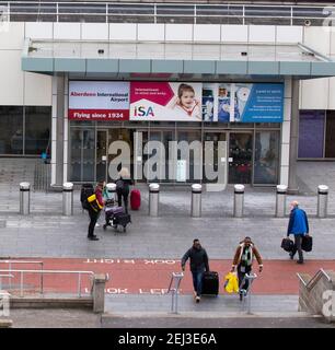 Passagiere vor dem Eingang zum Terminalgebäude am Aberdeen International Airport, Schottland Stockfoto