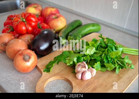 Verschiedene Obst und Gemüse auf Küchenschreibtisch Stockfoto