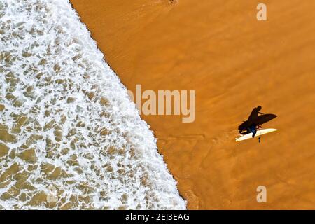 Luftaufnahme eines Surfers, der aus dem Wasser kommt Vom atlantik Stockfoto
