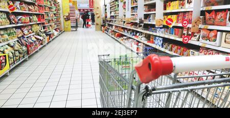 Breslau, Polen - 14. DEZ 2020: Einkaufswagen im Supermarkt Stockfoto