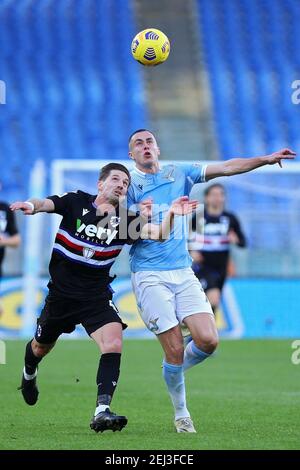 Rom, Italien. Februar 2021, 20th. Adrien Silva von Sampdoria (L) und Adam Marusic von Latium (R) in Aktion während der italienischen Meisterschaft Serie EIN Fußballspiel zwischen SS Lazio und UC Sampdoria am 20. Februar 2021 im Stadio Olimpico in Rom, Italien - Foto Federico Proietti/DPPI/LiveMedia/Sipa USA Kredit: SIPA USA/Alamy Live News Stockfoto