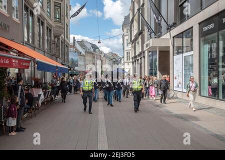 Die Wachen marschieren durch die Straßen von Kopenhagen und landen im Schloss Amalienborg, wo der Wachwechsel stattfindet. Stockfoto