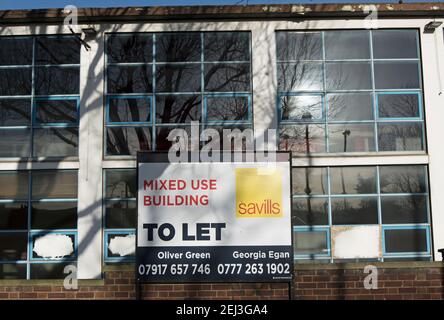 Immobilienmakler Zeichen Werbung für eine gemischte Nutzung Gebäude zu vermieten, in richmond, london, england Stockfoto