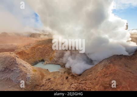 Dampfbad und Rauch im Sol de Manana bei Sonnenaufgang. Vulkanische Geysire in Bolivien, Südamerika Stockfoto