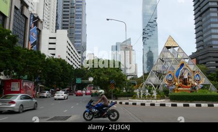 BANGKOK, THAILAND - 13. JULI 2019: MahaNakhon King Power Wolkenkratzer im modernen Sathorn Finanzviertel. Maha Nakhon - höchste futuristische BU Stockfoto