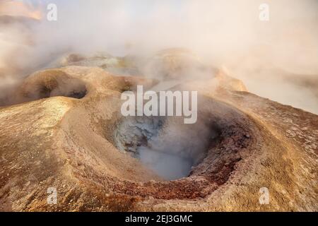 Dampfbad und Rauch im Sol de Manana in der Morgendämmerung. Vulkanische Geysire in Bolivien, Südamerika Stockfoto