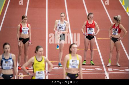 Dortmund, Deutschland. Februar 2021, 21st. Leichtathletik: Deutsche Meisterschaften, in der Rudolf Körnig Halle. Triathletin Laura Lindemann (SC Potsdam, 2nd Reihe, 2nd v.l.) steht im Wettkampffeld beim 3000-Meter-Finale der Frauen an. Lindemann wurde Zweiter. Quelle: Bernd Thissen/dpa/Alamy Live News Stockfoto