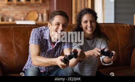 Nahaufnahme überglücklich junges Paar spielen Videospiel zusammen Stockfoto