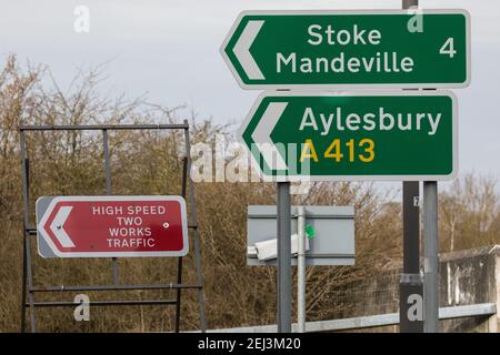 Wendover, Großbritannien. 20th. Februar 2021. Ein Straßenschild warnt vor dem Betriebsverkehr für die Hochgeschwindigkeitsstrecke HS2 nahe der A413 nach Aylesbury. Kredit: Mark Kerrison/Alamy Live Nachrichten Stockfoto