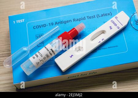 Packung eines Covid-19 Schnellantigen-Tests der chinesischen Firma Joinstar Biomedical, um mit einer Speichelprobe auf eine mögliche Infektion mit dem Coronavirus zu prüfen. Inhalt: Pipette, Probenröhrchen und Testkassette. --- Packung eines Covid-19 Antigen-Schnelltests der chinesischen Firma Joinstar Biomedical zur Prüfung auf eine mögliche Infektion mit dem Corona-Virus mittels einer Speichelprobe. Inhalt: Pipette, Probenröhrchen und Testkassette. Stockfoto