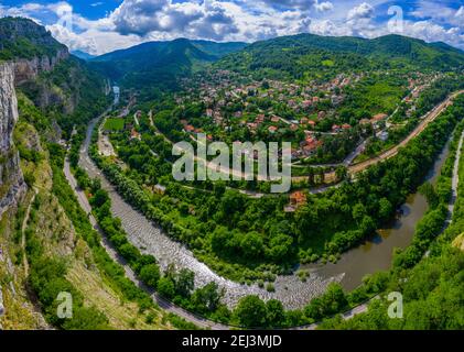 Lakatnik Stadt und Schlucht des Flusses Iskar in Bulgarien Stockfoto