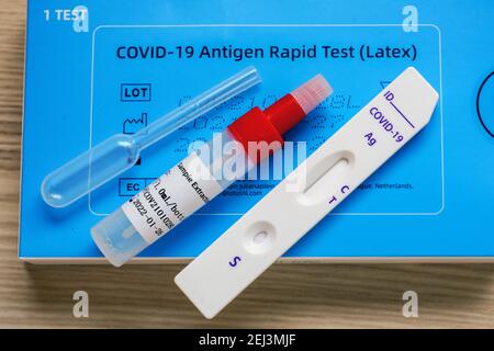 Packung eines Covid-19 Schnellantigen-Tests der chinesischen Firma Joinstar Biomedical, um mit einer Speichelprobe auf eine mögliche Infektion mit dem Coronavirus zu prüfen. Inhalt: Pipette, Probenröhrchen und Testkassette. --- Packung eines Covid-19 Antigen-Schnelltests der chinesischen Firma Joinstar Biomedical zur Prüfung auf eine mögliche Infektion mit dem Corona-Virus mittels einer Speichelprobe. Inhalt: Pipette, Probenröhrchen und Testkassette. Stockfoto