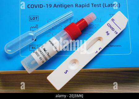 Packung eines Covid-19 Schnellantigen-Tests der chinesischen Firma Joinstar Biomedical, um mit einer Speichelprobe auf eine mögliche Infektion mit dem Coronavirus zu prüfen. Inhalt: Pipette, Probenröhrchen und Testkassette. --- Packung eines Covid-19 Antigen-Schnelltests der chinesischen Firma Joinstar Biomedical zur Prüfung auf eine mögliche Infektion mit dem Corona-Virus mittels einer Speichelprobe. Inhalt: Pipette, Probenröhrchen und Testkassette. Stockfoto