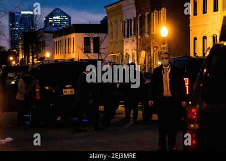 Der Präsident der Vereinigten Staaten, Joe Biden, verlässt die katholische Kirche der Heiligen Dreifaltigkeit, nachdem er am Freitag in Georgetown, Washington, DC, die Messe besucht hat. Februar 20, 2021. Quelle: Samuel Corum/Pool via CNP /MediaPunch Stockfoto