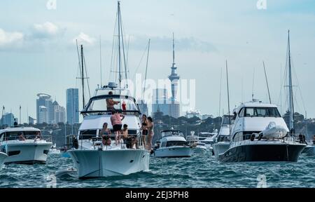 Auckland, Neuseeland, 21. Februar 2021 - Spectator Boote aller Größen auf dem Waitemata Hafen zu beobachten italienischen Team Luna Rossa Prada Pirelli gewinnen den Prada Cup. Kredit: Rob Taggart/Alamy Live Nachrichten Stockfoto