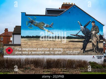 Loughborough, Leicestershire, Großbritannien. 21st. Februar 2021. Ein Wandgemälde an der Seite eines Gebäudes in Loughborough zeigt den legendären Air Vice Marshal James Edgar ‘Johnnie’ Johnson, der vor Ort geboren wurde. Das Kunstwerk ist eine Hommage an den Piloten der RAF Spitfire aus dem Zweiten Weltkrieg, besser bekannt als Johnnie Johnson, der während des Krieges mehr feindliche Flugzeuge abgeschossen hat als jeder andere alliierte Kampfflugzeuge und rund 700 Einsatzflugzeuge geflogen hat. Das von Buber Nebz gemalte Wandbild ist Teil des Ladybird Collective, das sich hinter mehreren Kunstwerken in Loughborough befindet. Kredit: Matt Limb/Alamy Live Nachrichten Stockfoto