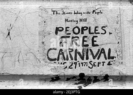 Großbritannien, West London, Notting Hill, 1973. Ein Plakat an der Wand eines Grundstücks: "Die Straßen gehören den Menschen - Volksfreier Karneval 1971. Stockfoto