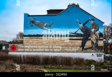 Loughborough, Leicestershire, Großbritannien. 21st. Februar 2021. Ein Wandgemälde an der Seite eines Gebäudes in Loughborough zeigt den legendären Air Vice Marshal James Edgar ‘Johnnie’ Johnson, der vor Ort geboren wurde. Das Kunstwerk ist eine Hommage an den Piloten der RAF Spitfire aus dem Zweiten Weltkrieg, besser bekannt als Johnnie Johnson, der während des Krieges mehr feindliche Flugzeuge abgeschossen hat als jeder andere alliierte Kampfflugzeuge und rund 700 Einsatzflugzeuge geflogen hat. Das von Buber Nebz gemalte Wandbild ist Teil des Ladybird Collective, das sich hinter mehreren Kunstwerken in Loughborough befindet. Kredit: Matt Limb/Alamy Live Nachrichten Stockfoto