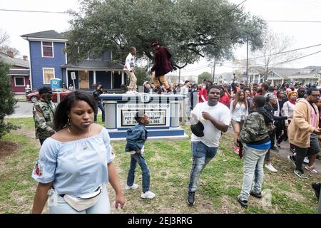 CTC Steppers, New Orleans Social Aid und Pleasure Club Second Line (Second Line) ziehen am Sonntag der Second Line Tänzer an. New Orleans, Louisiana, USA. Stockfoto