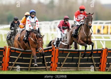 Gowel Road, gefahren von Jockey Sam Twiston-Davies (rechts) auf dem Weg zum Sieg der Read Paul Nicholls auf Wetten. Betfair Novizen' Hurdle auf Newbury Rennbahn. Bilddatum: Sonntag, 21. Februar 2021. Stockfoto