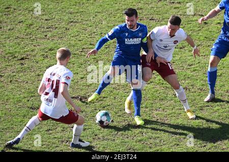 Karlsruhe, Deutschland. 21st. Feb. 2021. Duelle, Duell zwischen Jerome Gondorf (KSC) und Dennis Borkowski (1.FCN). GES/Football/2. Bundesliga: Karlsruher SC - FC Nürnberg, 21.02.2021 Fußball: 2nd Deutsche Liga: Karlsruhe gegen Nürnberg, Karlsruhe, 21. Februar 2021 zur weltweiten Nutzung Quelle: dpa/Alamy Live News Stockfoto