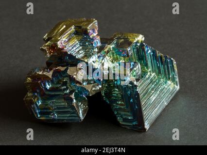 Die markanten Treppenstufen-Kristalle aus metallischem Bismuth. Die farbenfrohe Irideszenz ist auf das natürlich silbrige Element zurückzuführen, das oxidiert wird Stockfoto