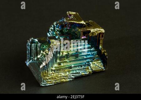 Die markanten Treppenstufen-Kristalle aus metallischem Bismuth. Die farbenfrohe Irideszenz ist auf das natürlich silbrige Element zurückzuführen, das oxidiert wird Stockfoto