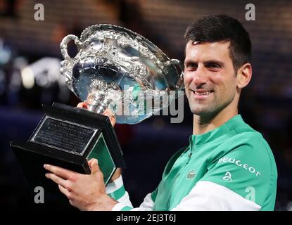 Melbourne, Australien. Februar 2021, 21st. Serbiens Novak Djokovic feiert mit der Trophäe nach dem Einzel-Finale der Männer zwischen Serbiens Novak Djokovic und Russlands Daniil Medvedev bei den Australian Open im Melbourne Park in Melbourne, Australien, 21. Februar 2021. Quelle: Bai Xuefei/Xinhua/Alamy Live News Stockfoto