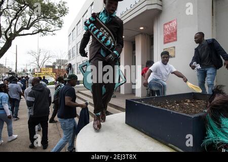 CTC Steppers, New Orleans Social Aid und Pleasure Club Second Line (Second Line) ziehen am Sonntag der Second Line Tänzer an. New Orleans, Louisiana, USA. Stockfoto