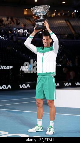 Melbourne, Australien. Februar 2021, 21st. Serbiens Novak Djokovic feiert mit der Trophäe nach dem Einzel-Finale der Männer zwischen Serbiens Novak Djokovic und Russlands Daniil Medvedev bei den Australian Open im Melbourne Park in Melbourne, Australien, 21. Februar 2021. Quelle: Bai Xuefei/Xinhua/Alamy Live News Stockfoto