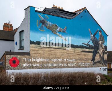 Loughborough, Leicestershire, Großbritannien. 21st. Februar 2021. Ein Wandgemälde an der Seite eines Gebäudes in Loughborough zeigt den legendären Air Vice Marshal James Edgar ‘Johnnie’ Johnson, der vor Ort geboren wurde. Das Kunstwerk ist eine Hommage an den Piloten der RAF Spitfire aus dem Zweiten Weltkrieg, besser bekannt als Johnnie Johnson, der während des Krieges mehr feindliche Flugzeuge abgeschossen hat als jeder andere alliierte Kampfflugzeuge und rund 700 Einsatzflugzeuge geflogen hat. Das von Buber Nebz gemalte Wandbild ist Teil des Ladybird Collective, das sich hinter mehreren Kunstwerken in Loughborough befindet. Kredit: Matt Limb/Alamy Live Nachrichten Stockfoto