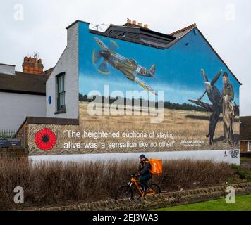 Loughborough, Leicestershire, Großbritannien. 21st. Februar 2021. Ein Wandgemälde an der Seite eines Gebäudes in Loughborough zeigt den legendären Air Vice Marshal James Edgar ‘Johnnie’ Johnson, der vor Ort geboren wurde. Das Kunstwerk ist eine Hommage an den Piloten der RAF Spitfire aus dem Zweiten Weltkrieg, besser bekannt als Johnnie Johnson, der während des Krieges mehr feindliche Flugzeuge abgeschossen hat als jeder andere alliierte Kampfflugzeuge und rund 700 Einsatzflugzeuge geflogen hat. Das von Buber Nebz gemalte Wandbild ist Teil des Ladybird Collective, das sich hinter mehreren Kunstwerken in Loughborough befindet. Kredit: Matt Limb/Alamy Live Nachrichten Stockfoto