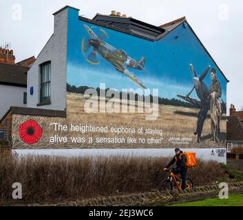 Loughborough, Leicestershire, Großbritannien. 21st. Februar 2021. Ein Wandgemälde an der Seite eines Gebäudes in Loughborough zeigt den legendären Air Vice Marshal James Edgar ‘Johnnie’ Johnson, der vor Ort geboren wurde. Das Kunstwerk ist eine Hommage an den Piloten der RAF Spitfire aus dem Zweiten Weltkrieg, besser bekannt als Johnnie Johnson, der während des Krieges mehr feindliche Flugzeuge abgeschossen hat als jeder andere alliierte Kampfflugzeuge und rund 700 Einsatzflugzeuge geflogen hat. Das von Buber Nebz gemalte Wandbild ist Teil des Ladybird Collective, das sich hinter mehreren Kunstwerken in Loughborough befindet. Kredit: Matt Limb/Alamy Live Nachrichten Stockfoto