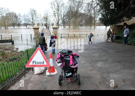 Hereford, Herefordshire UK - Sonntag 21st Februar 2021 - UK Wetter - die Menschen kommen heraus, um die Überschwemmungen entlang des Flusses Wye neben der Victoria Bridge zu sehen - erneut überflutet, nachdem der Fluss Wye auf über 5m stieg, nachdem in den letzten 48 Stunden sintflutartige Regenfälle über Wales ausströmten. Der Wye wird voraussichtlich um 5,2m Uhr am Sonntagnachmittag sein. Foto Steven May / Alamy Live News Stockfoto