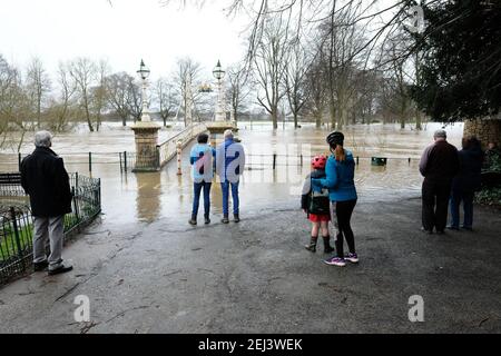 Hereford, Herefordshire UK - Sonntag 21st Februar 2021 - UK Wetter - die Menschen kommen heraus, um die Überschwemmungen entlang des Flusses Wye neben der Victoria Bridge zu sehen - erneut überflutet, nachdem der Fluss Wye auf über 5m stieg, nachdem in den letzten 48 Stunden sintflutartige Regenfälle über Wales ausströmten. Der Wye wird voraussichtlich um 5,2m Uhr am Sonntagnachmittag sein. Foto Steven May / Alamy Live News Stockfoto