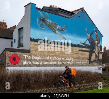 Loughborough, Leicestershire, Großbritannien. 21st. Februar 2021. Ein Wandgemälde an der Seite eines Gebäudes in Loughborough zeigt den legendären Air Vice Marshal James Edgar ‘Johnnie’ Johnson, der vor Ort geboren wurde. Das Kunstwerk ist eine Hommage an den Piloten der RAF Spitfire aus dem Zweiten Weltkrieg, besser bekannt als Johnnie Johnson, der während des Krieges mehr feindliche Flugzeuge abgeschossen hat als jeder andere alliierte Kampfflugzeuge und rund 700 Einsatzflugzeuge geflogen hat. Das von Buber Nebz gemalte Wandbild ist Teil des Ladybird Collective, das sich hinter mehreren Kunstwerken in Loughborough befindet. Kredit: Matt Limb/Alamy Live Nachrichten Stockfoto