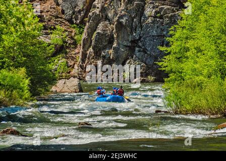 Floß auf dem Kern River, Sierra Nevada, Kalifornien, USA Stockfoto