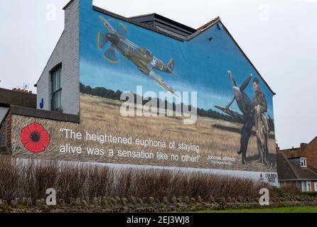 Loughborough, Leicestershire, Großbritannien. 21st. Februar 2021. Ein Wandgemälde an der Seite eines Gebäudes in Loughborough zeigt den legendären Air Vice Marshal James Edgar ‘Johnnie’ Johnson, der vor Ort geboren wurde. Das Kunstwerk ist eine Hommage an den Piloten der RAF Spitfire aus dem Zweiten Weltkrieg, besser bekannt als Johnnie Johnson, der während des Krieges mehr feindliche Flugzeuge abgeschossen hat als jeder andere alliierte Kampfflugzeuge und rund 700 Einsatzflugzeuge geflogen hat. Das von Buber Nebz gemalte Wandbild ist Teil des Ladybird Collective, das sich hinter mehreren Kunstwerken in Loughborough befindet. Kredit: Matt Limb/Alamy Live Nachrichten Stockfoto