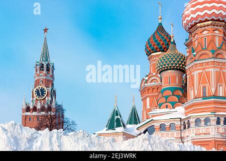 Schneehaufen in der Nähe der Basilius-Kathedrale und des Spasskaya-Turms, Winter in Moskau, Russland. Stockfoto