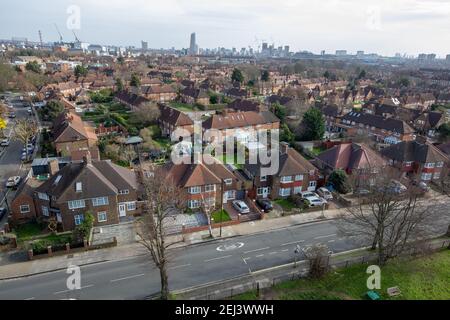 Aerall Ansicht der Wohnungen in Acton, einem West London weitläufigen Vorort. Mit zahlreichen Doppelhaushälften mit Gärten. Stockfoto