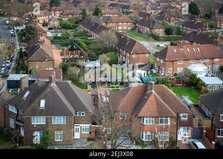 Aerall Ansicht der Wohnungen in Acton, einem West London weitläufigen Vorort. Mit zahlreichen Doppelhaushälften mit Gärten. Stockfoto