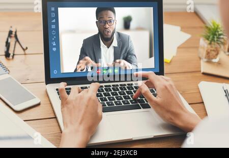 Online-Meeting. Unkenntlich Frau, Die Videoanruf Mit Ihrem Schwarzen Geschäftspartner Hat Stockfoto