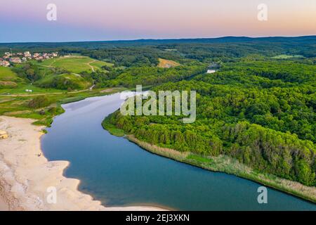 Sonnenuntergang Luftaufnahme der Strandzha Berge und veleka Fluss in bulgarien Stockfoto