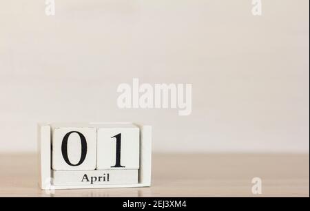 April auf einen weißen Holzkalender. April auf hellem Hintergrund. Frühlingstag. Weltenlautertag. Stockfoto