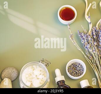 Hautpflege und Spa Relax Behandlung Konzept. Flache Lay-Komposition mit Naturkosmetikprodukten, Steinen und Lavendelbukett. Vorbereitung auf eine rela Stockfoto
